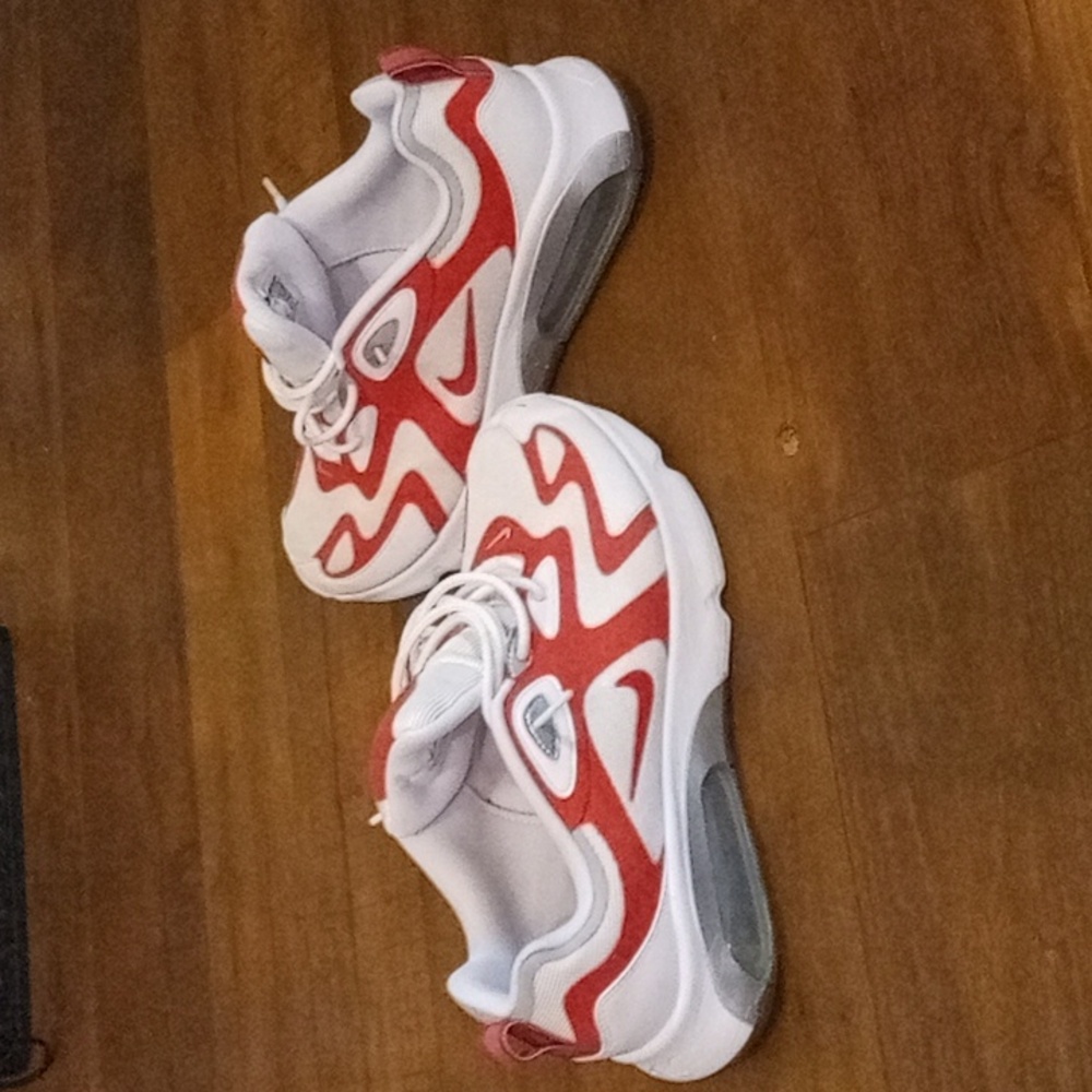 NIKE - Picture 2 of 6